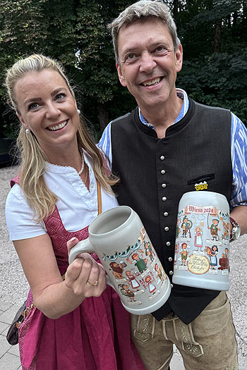 Bräurosl Wiesnwirt Peter Reichert mit Franziska Kohlpaintner mit dem Festkrug der Wiesnwirte 2024 (re.) (©Foto: Martin Schmitz)